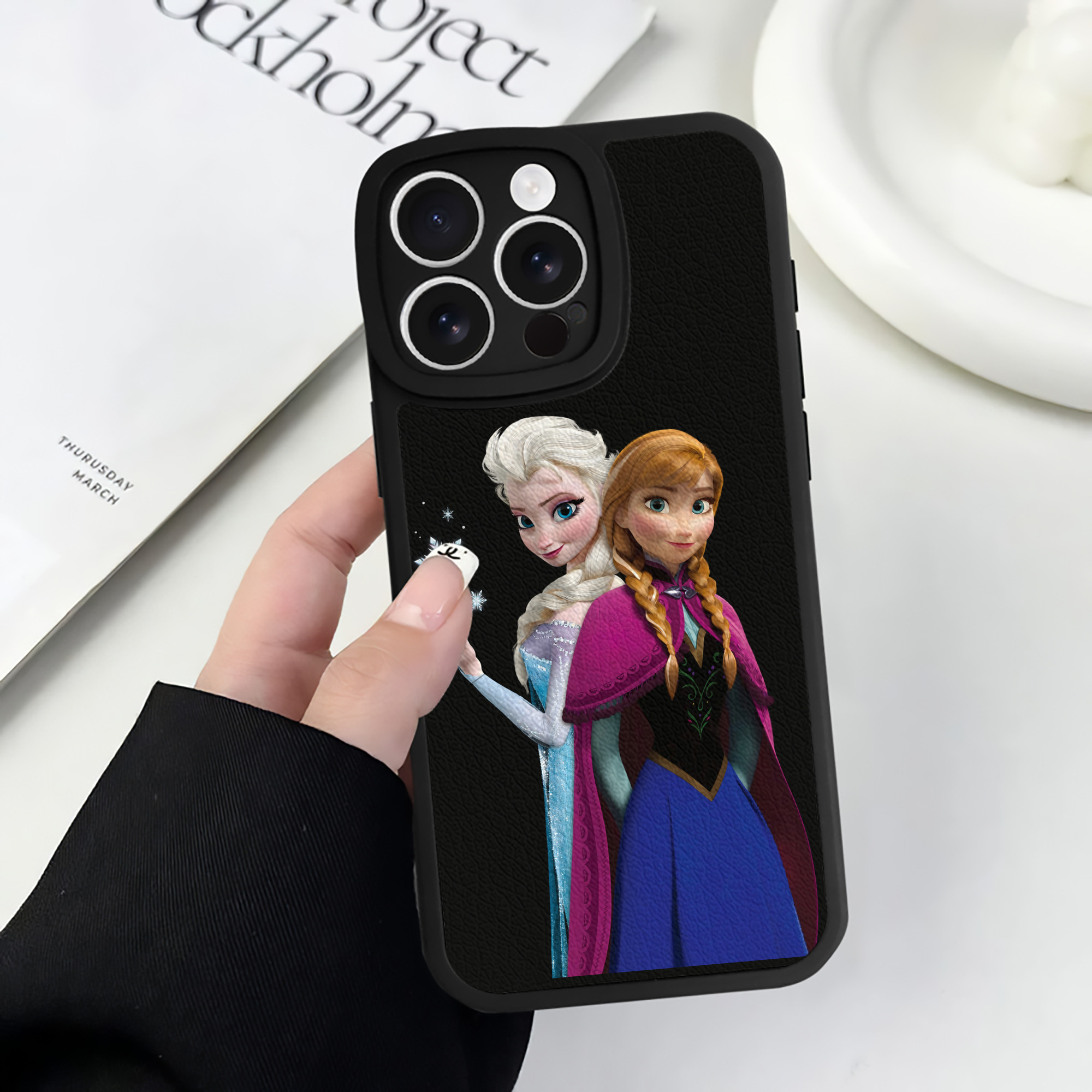 （画像用） アナと雪の女王 アンナ エルサ Frozen Anna Elsa 【iPhone 16シリーズ対応】シリコンスマホケース（レザー調） 材質：シリコン